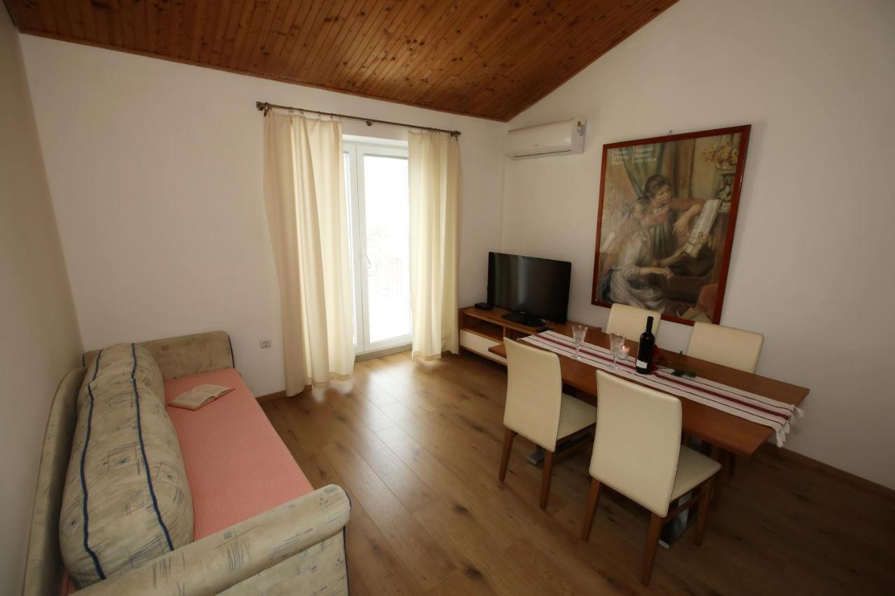 Apartments Noemi Malinska Bagian luar foto