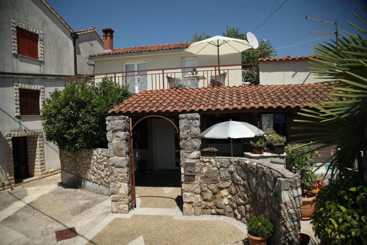 Apartments Noemi Malinska Bagian luar foto